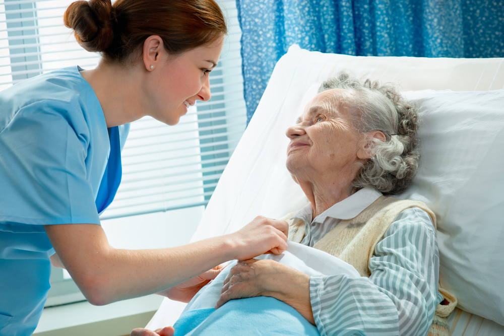 Pflegekraft kümmert sich fürsorglich um eine ältere Patientin